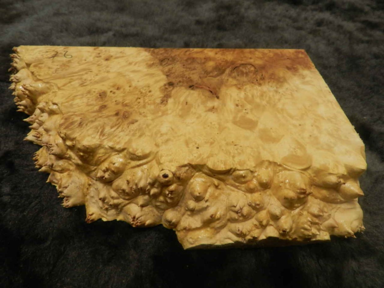 Стол из слэба с рекой