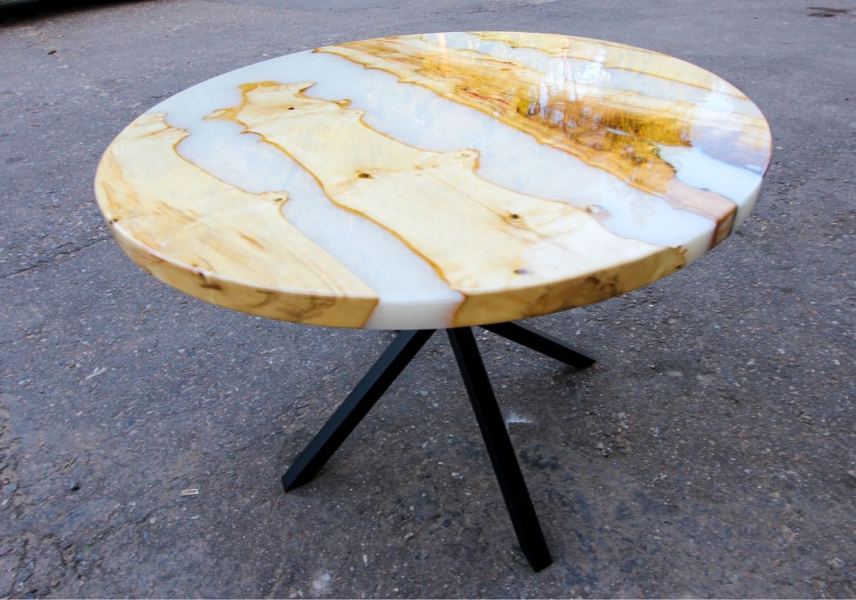 Стол в природном стиле