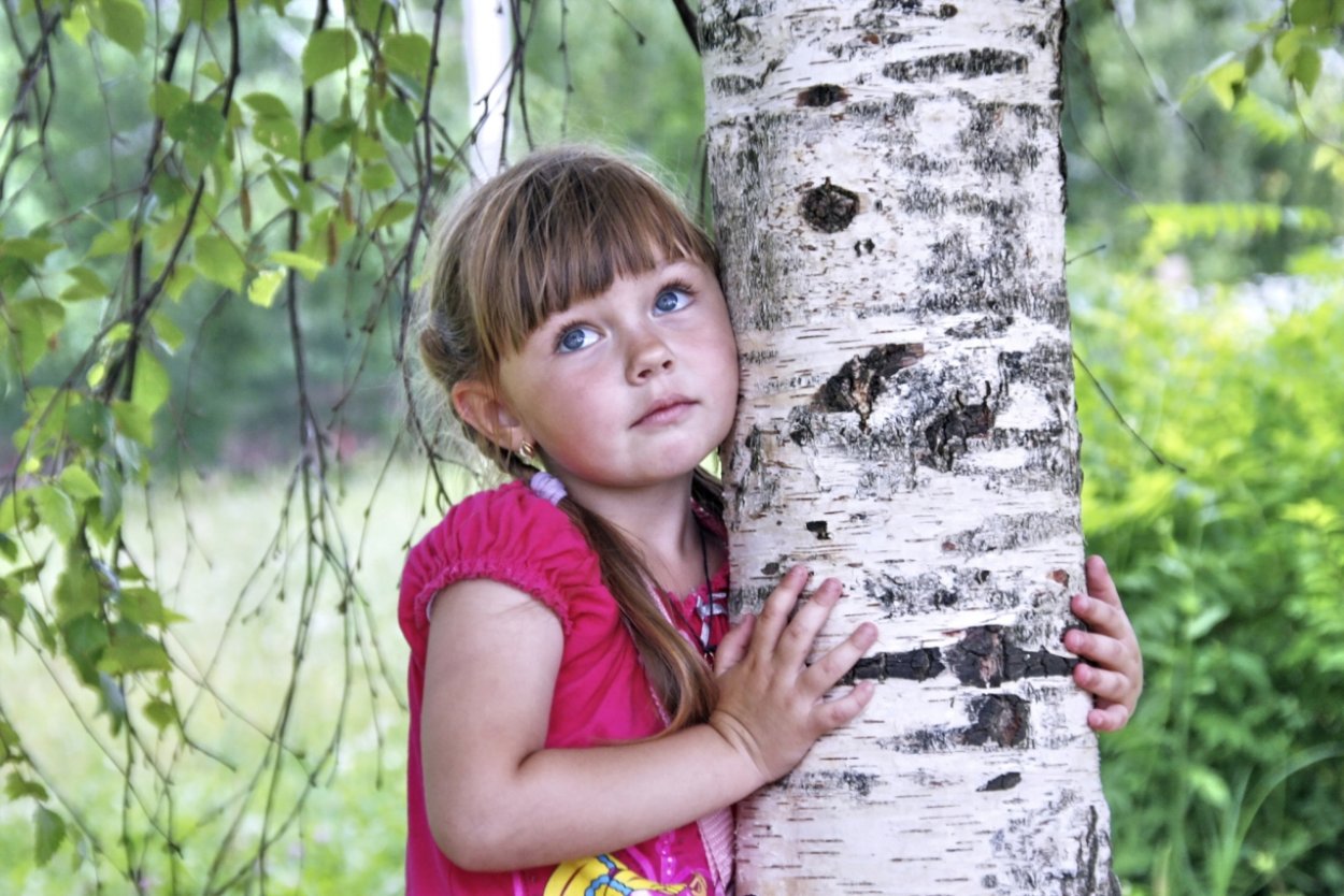 Девочка возле дерева