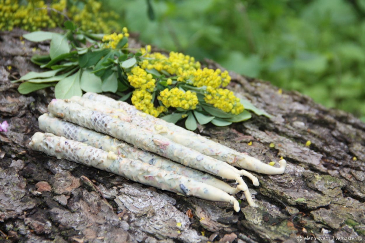 Свеча с выползком змеи