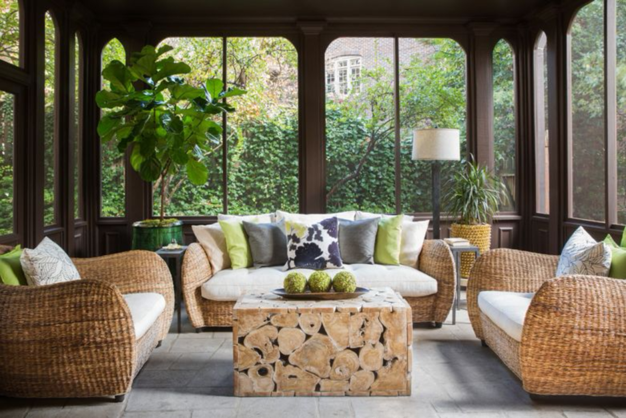 Интерьер веранды с плетеной мебелью