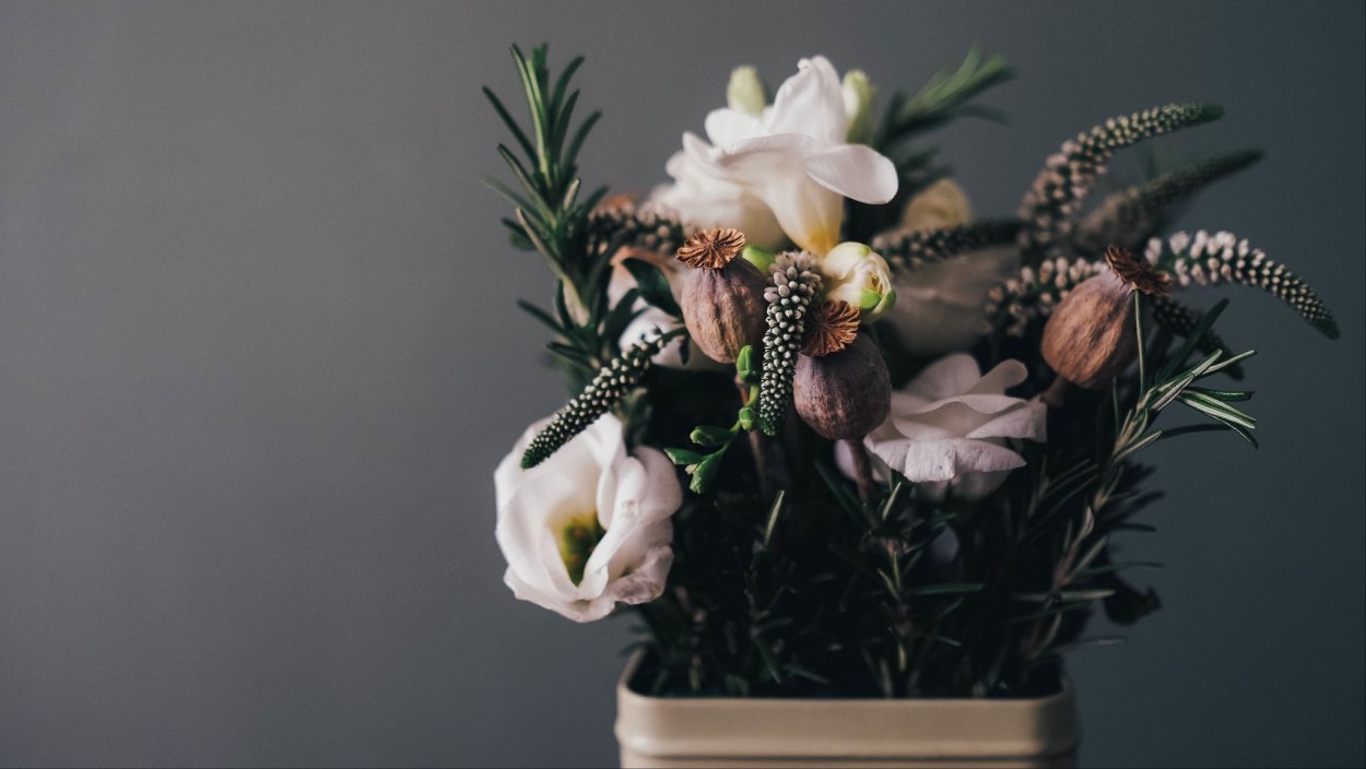 Минимализм в цветочных композициях