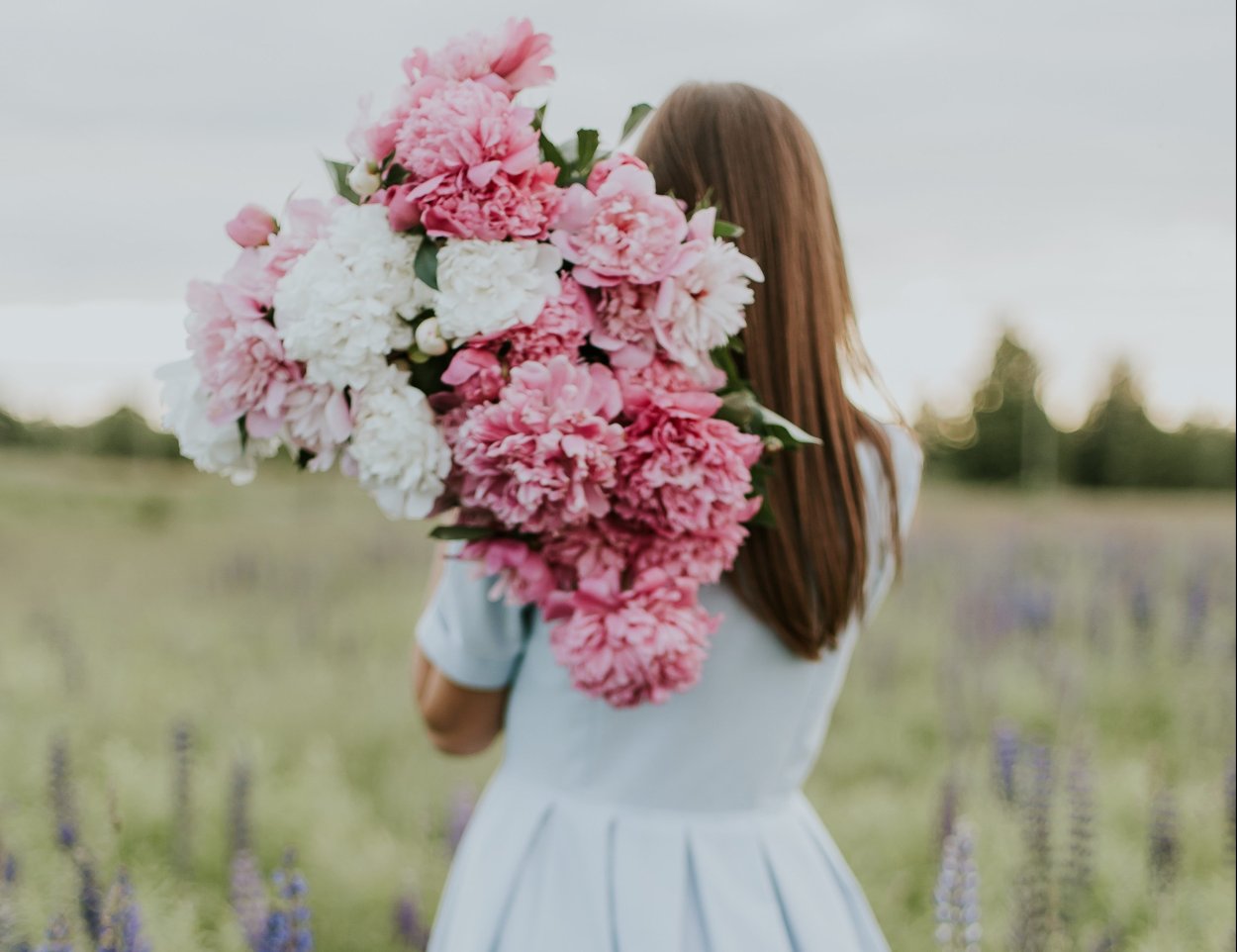 Девушка с букетом пионов
