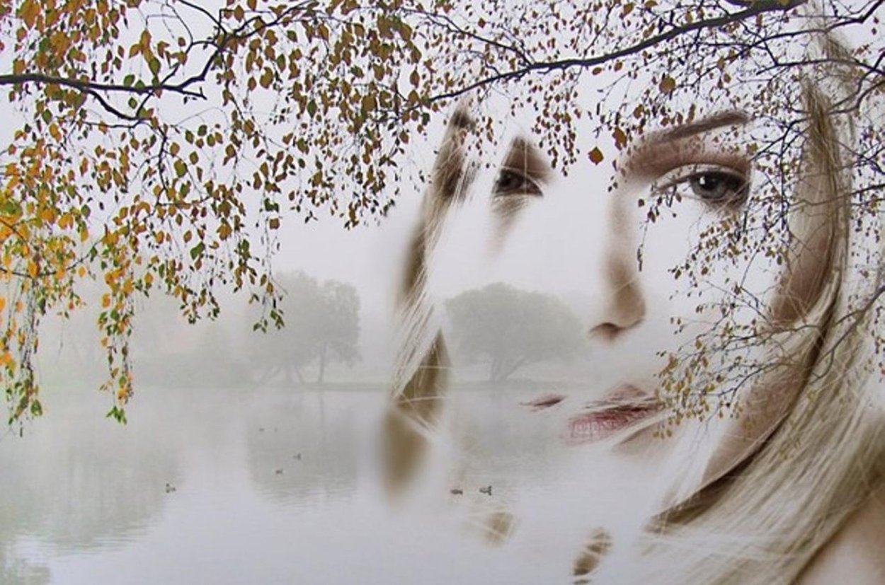 Девушка среди берез