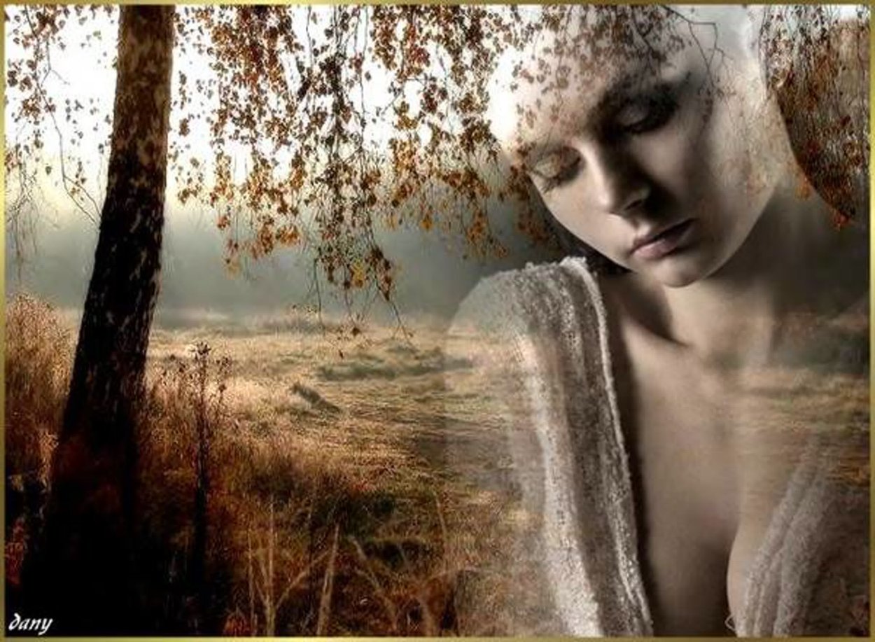 Девушка среди берез