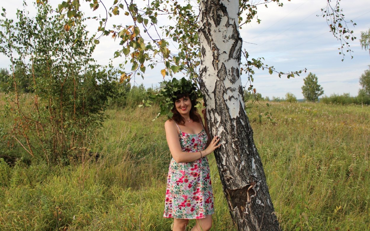 Девушка в березовой роще
