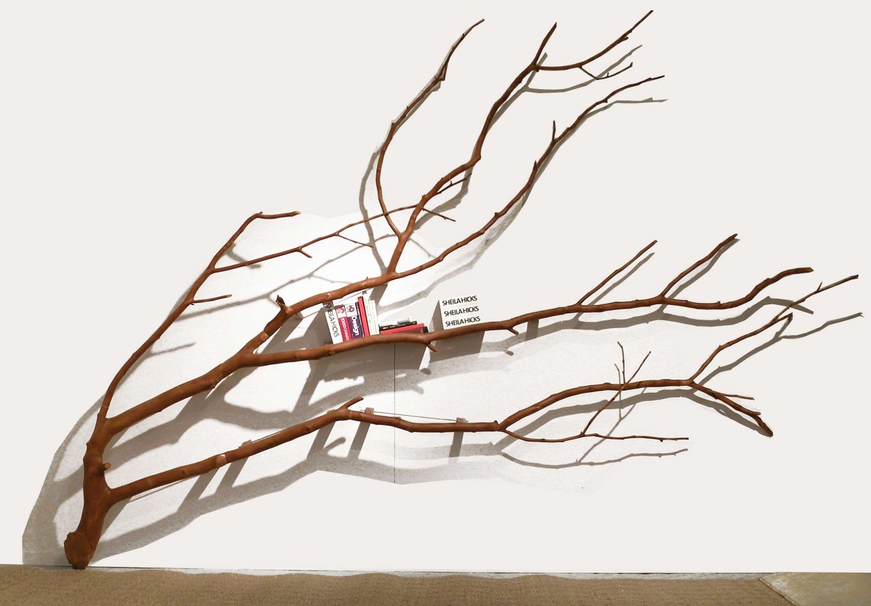 Сухие ветки на стене