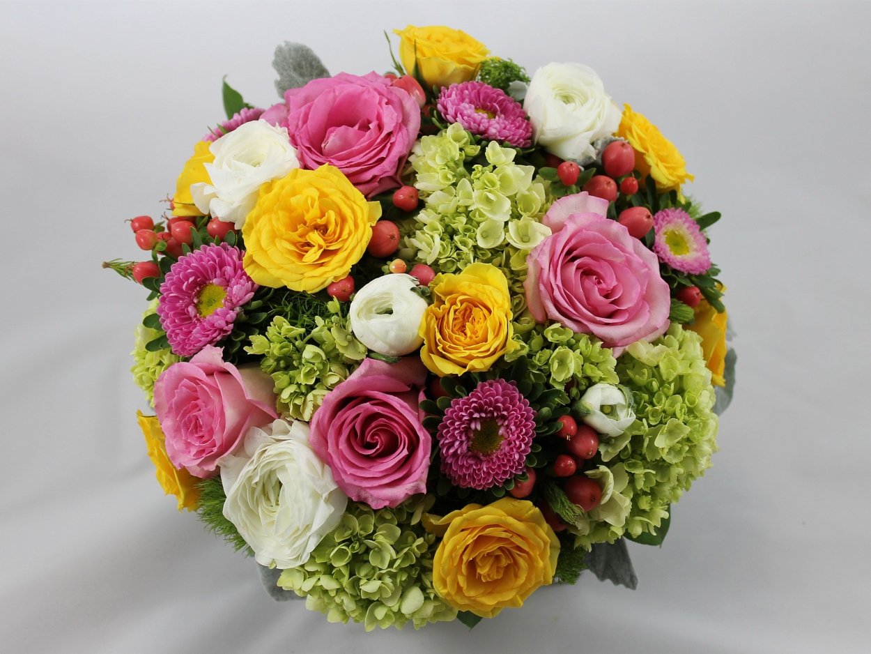 Яркие букеты из цветов