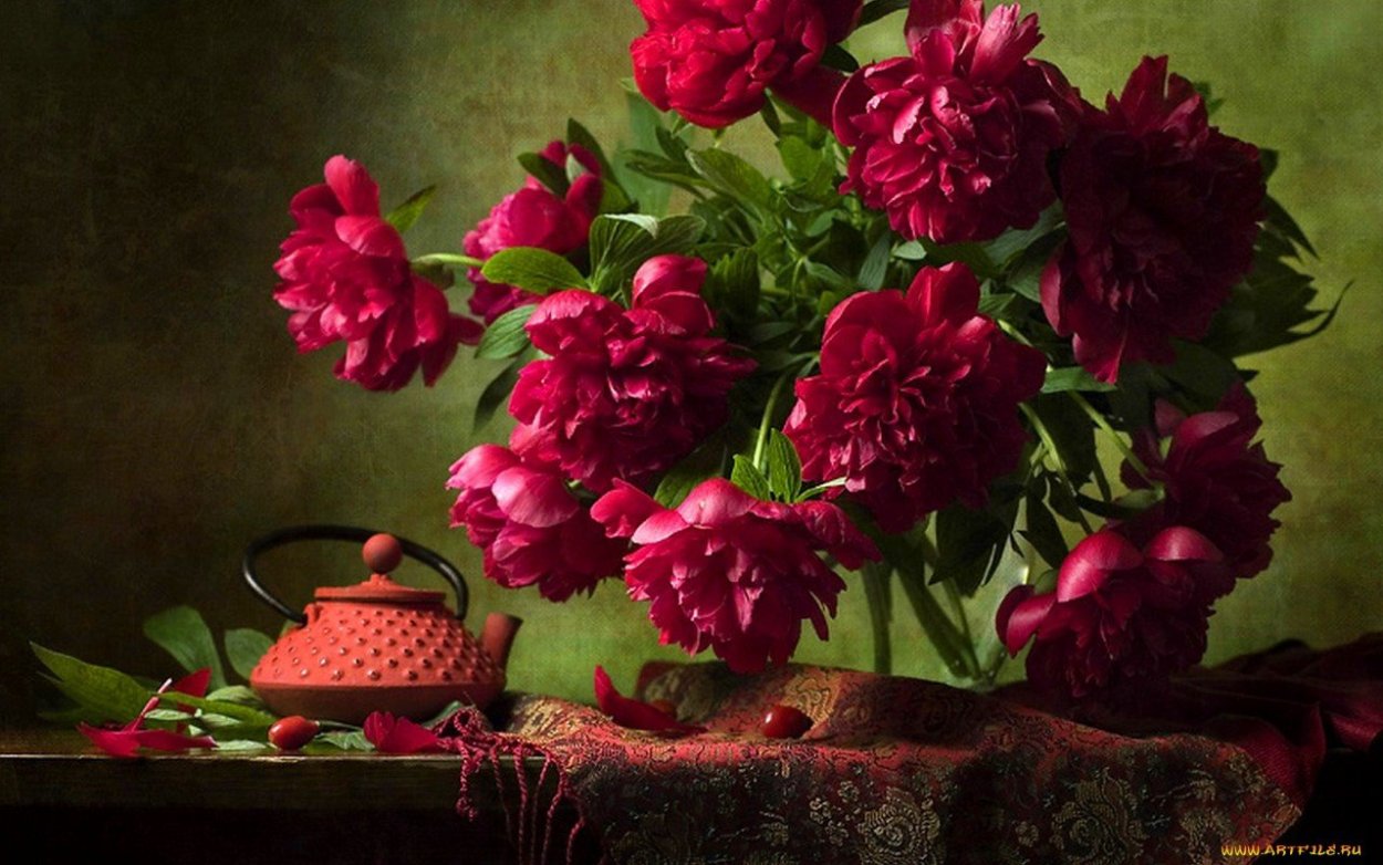 Букет алых пионов