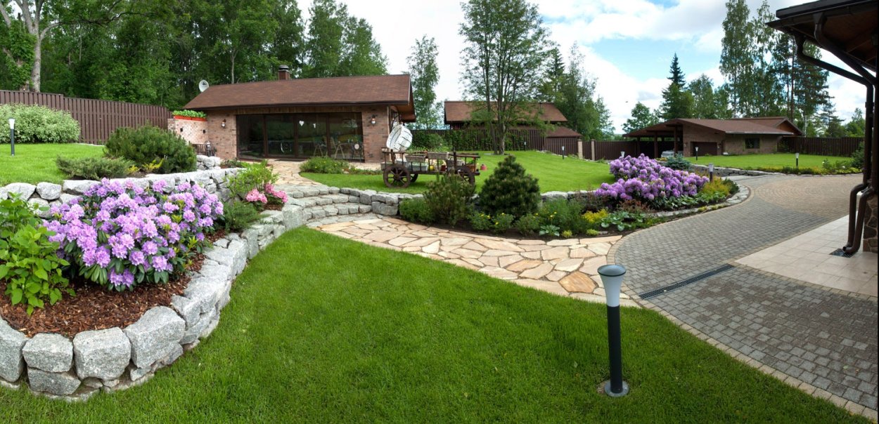 Клумбы на участке с перепадом высот