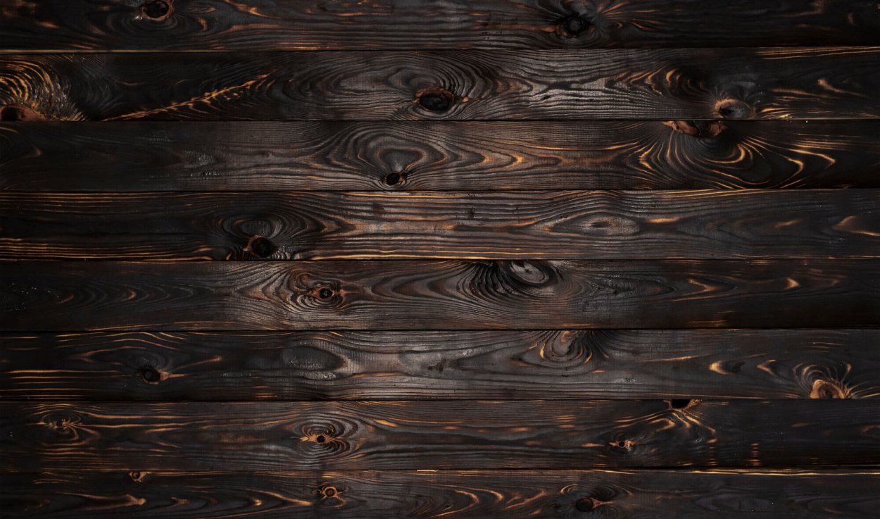 Обоженное темное дерево