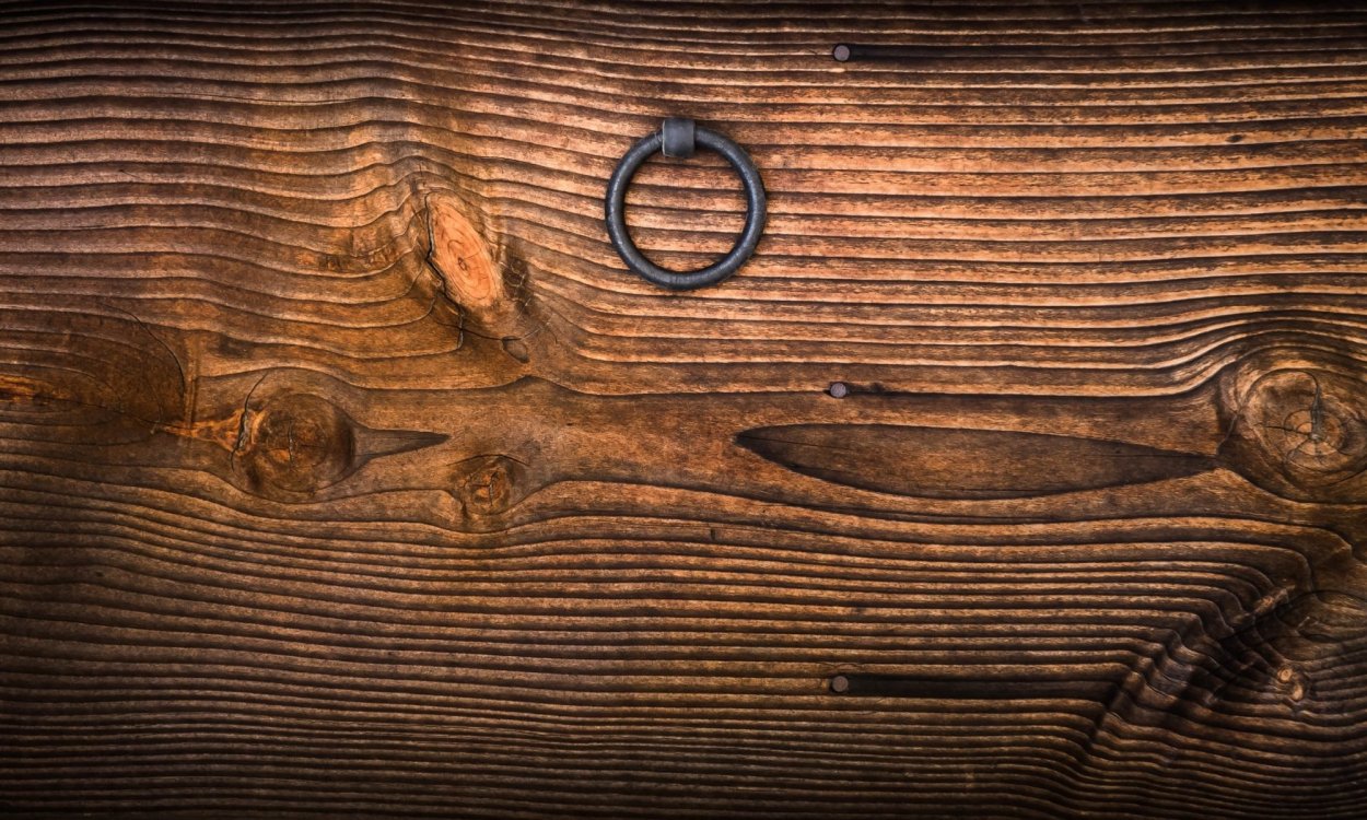 Текстура дерева с гвоздями