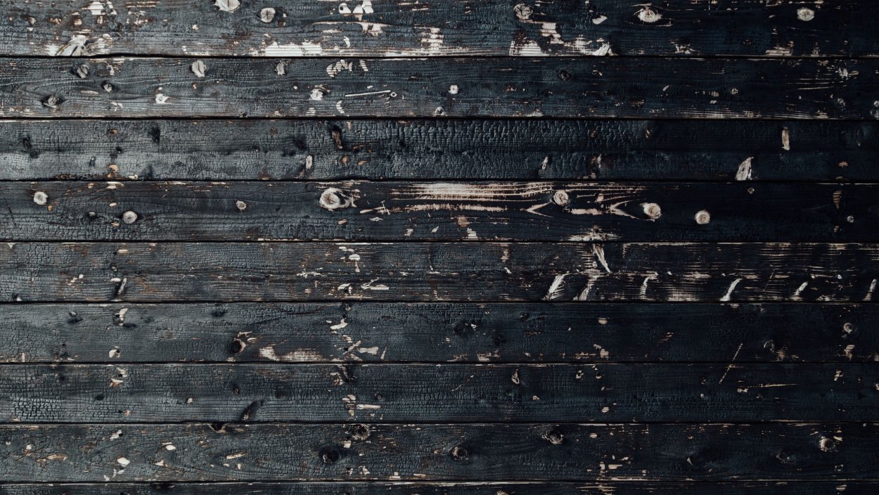 Черный деревянный пол