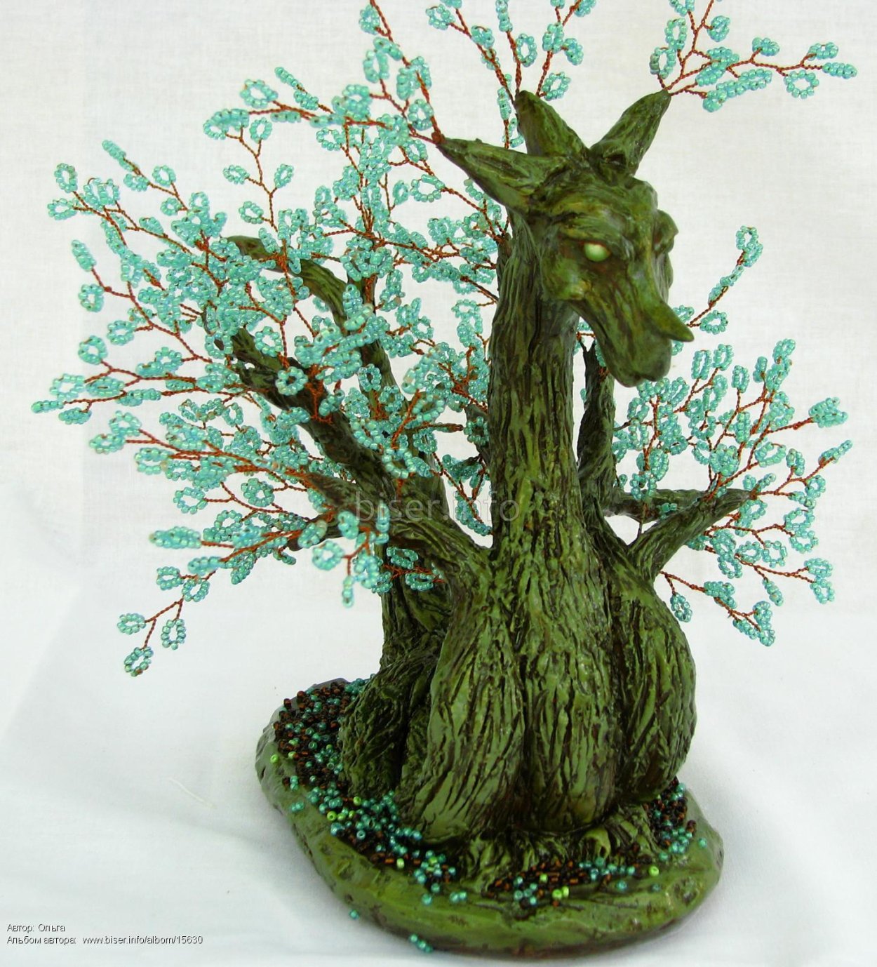Зеленое дерево из бисера
