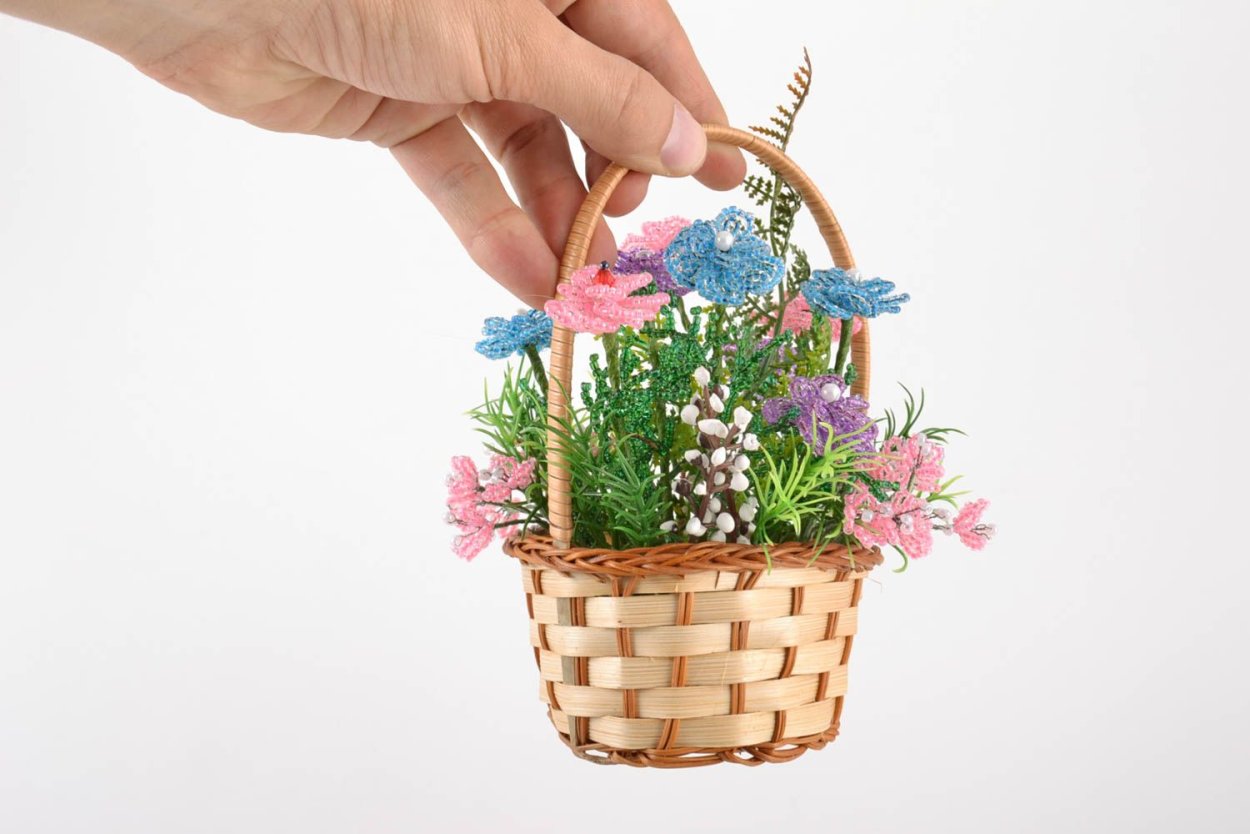 Маленькая корзиночка с цветами