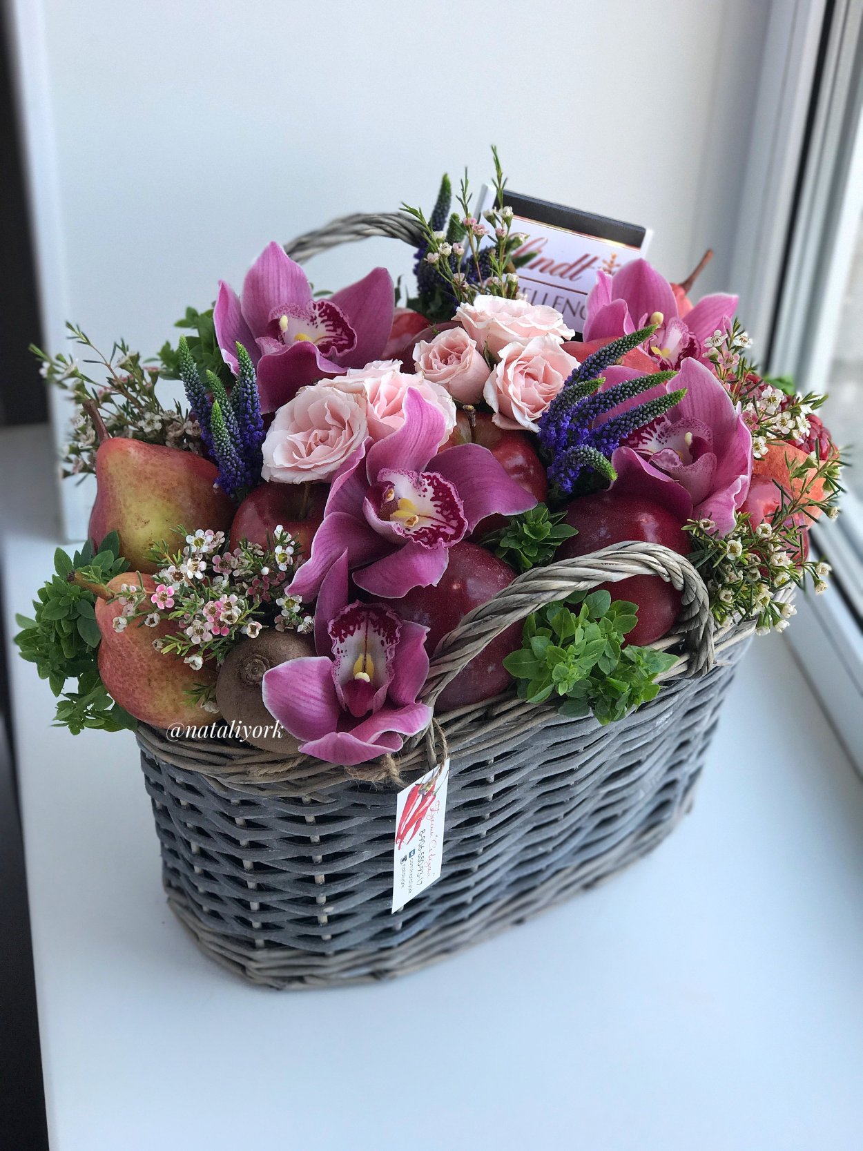 Композиция с трениальными цветами