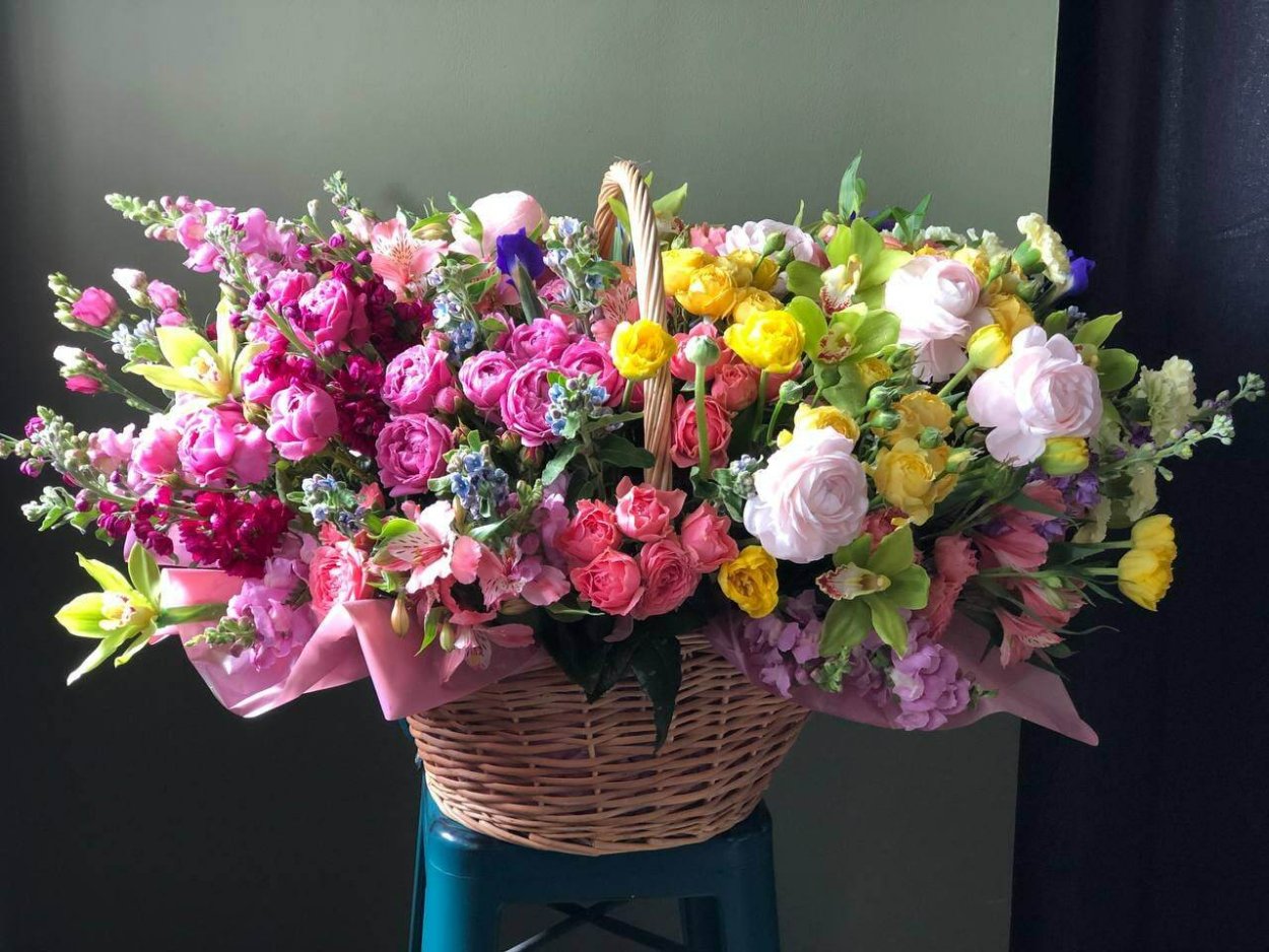 Современные букеты в корзине