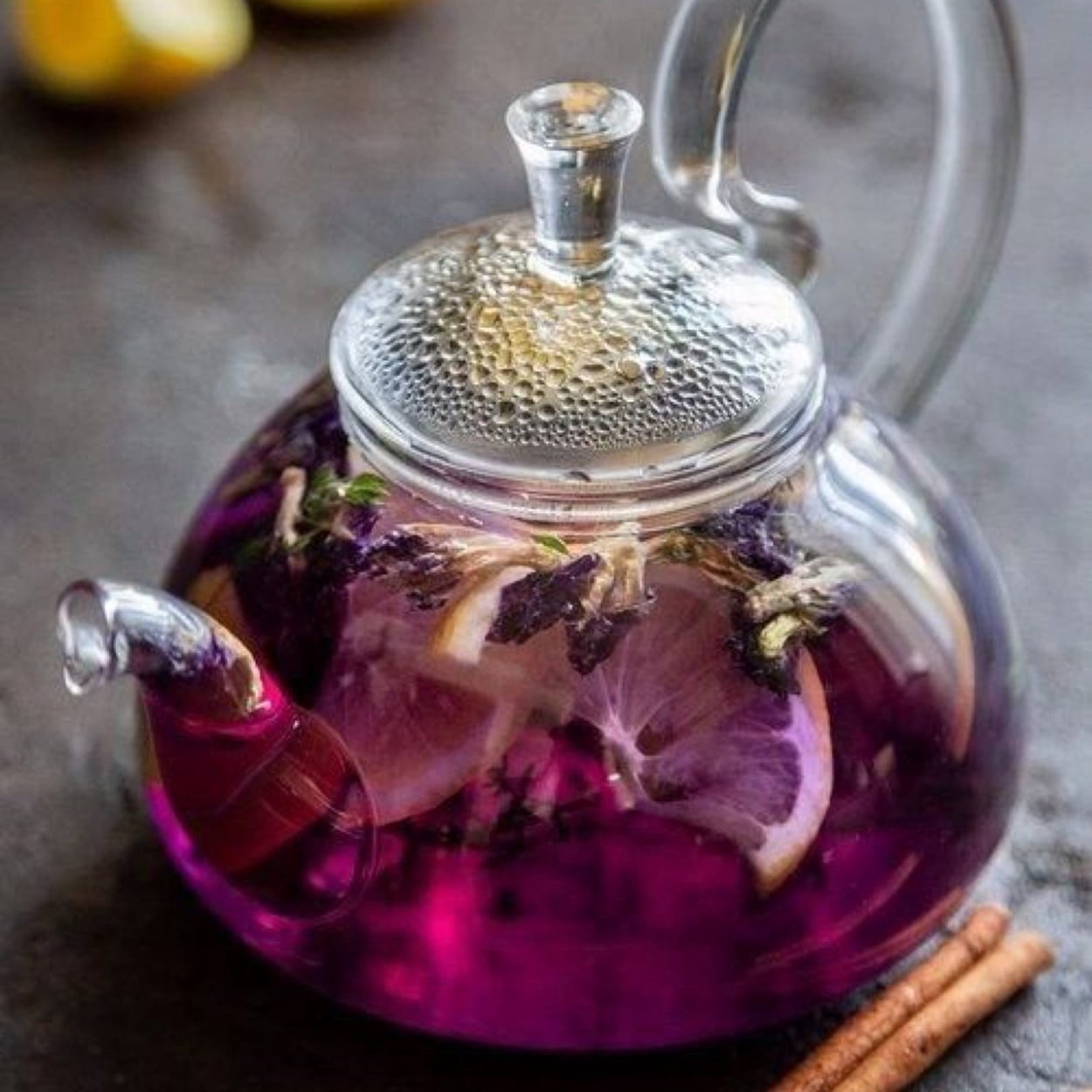 Фруктовый чай в чайнике