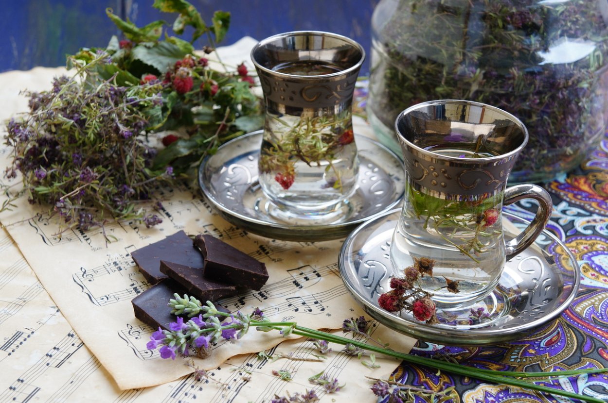 Травяной чай в кружке
