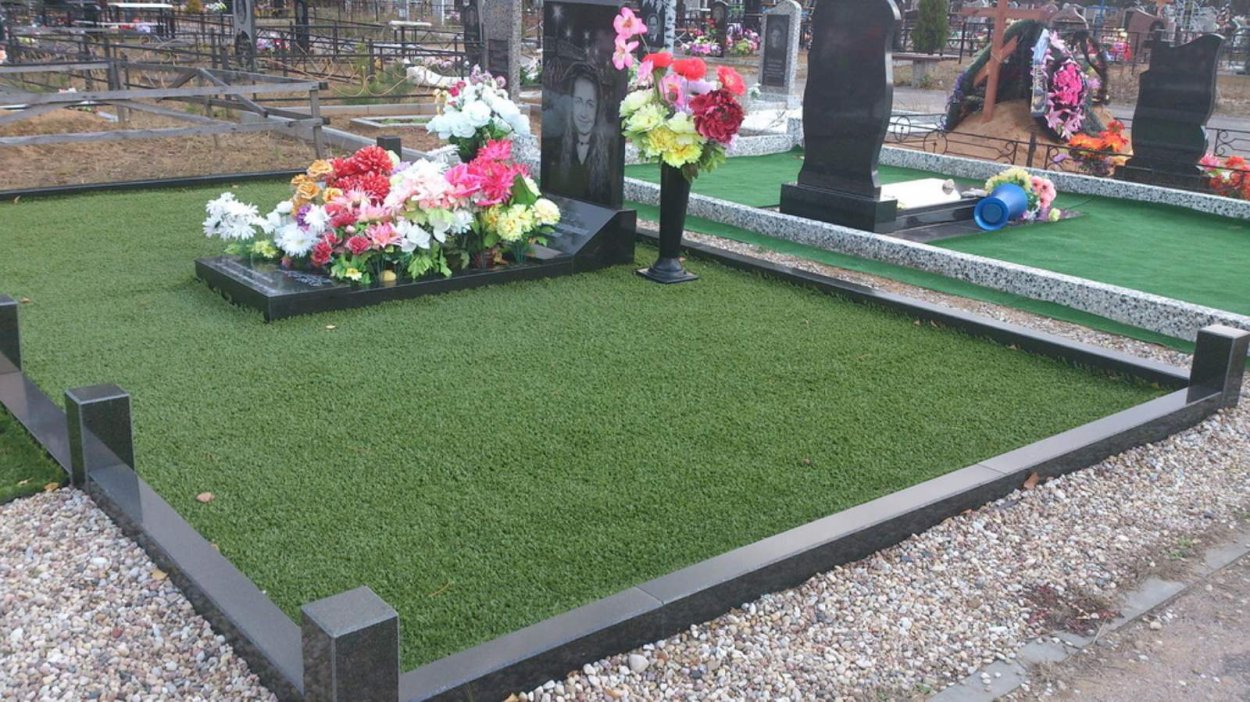 Искусственный газон на кладбище