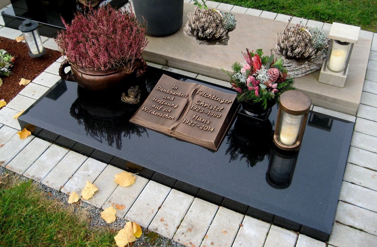 Грант Гастин возле могилы