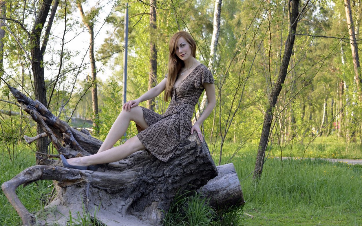 Фотосессия на пеньке в лесу