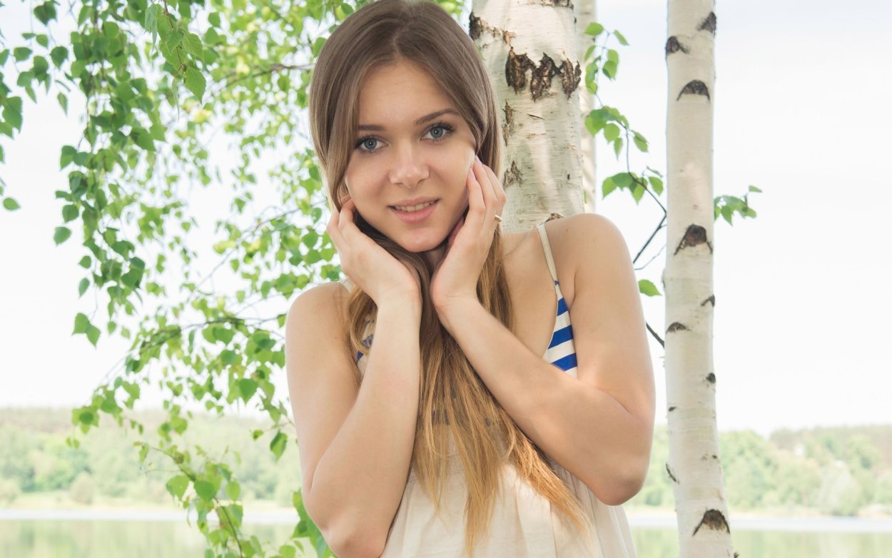 Девушка в Березовом лесу