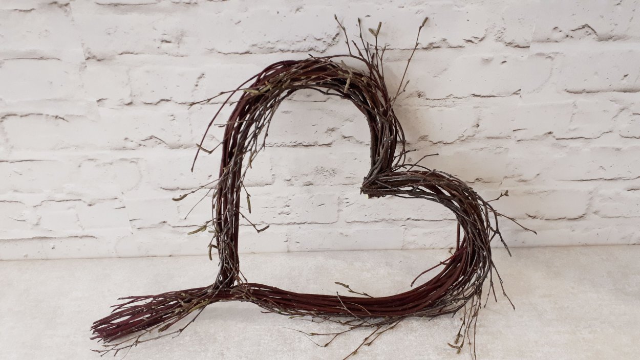 Арт объект из веток и прутьев