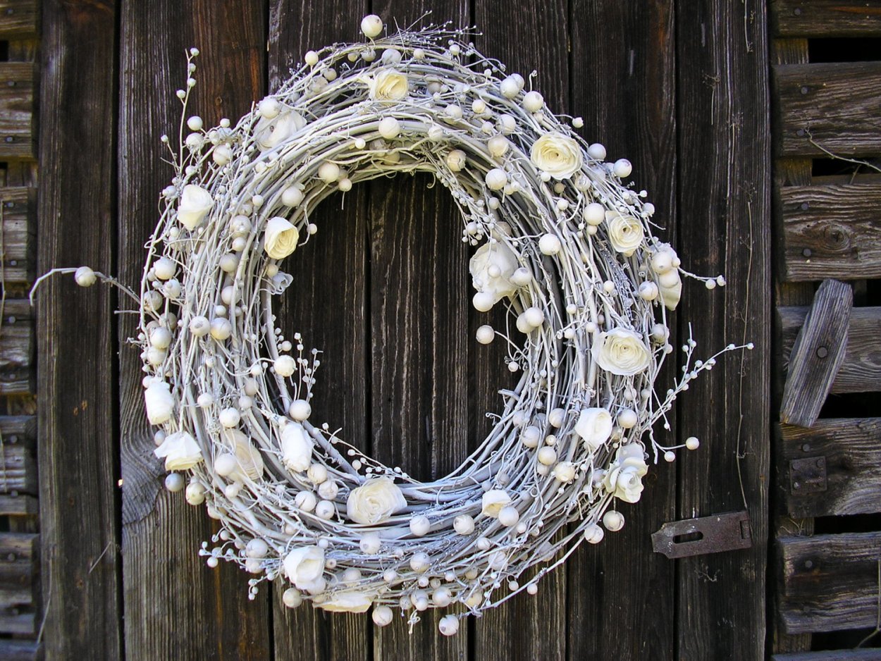 Венок из спилов веток