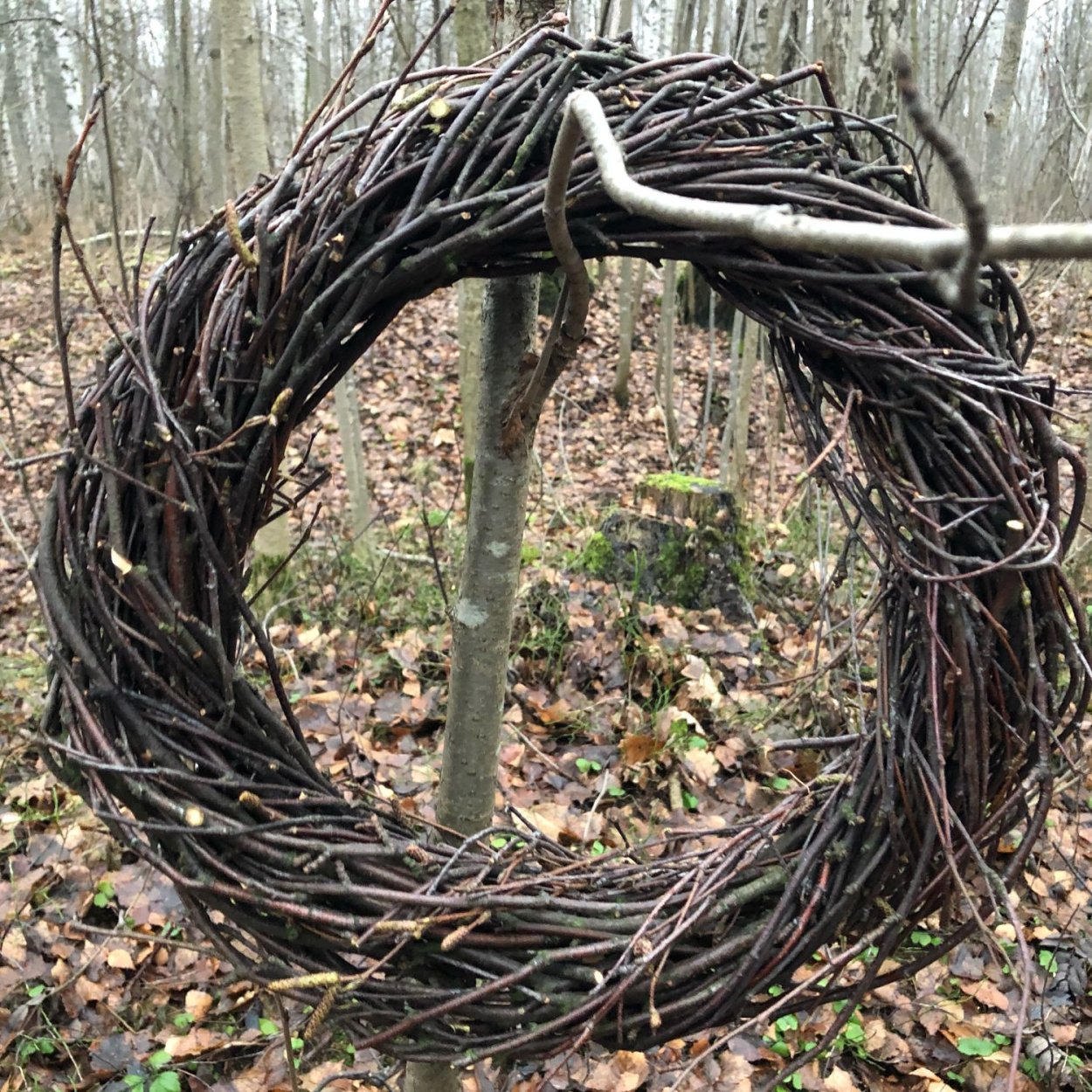 Венок из веток с цветами