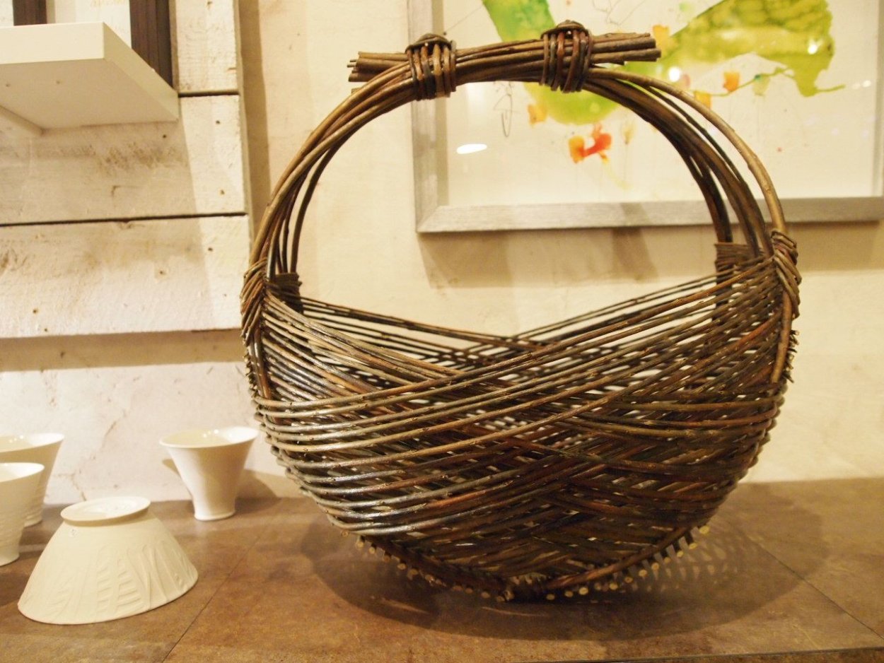 Клумба плетеная из веток