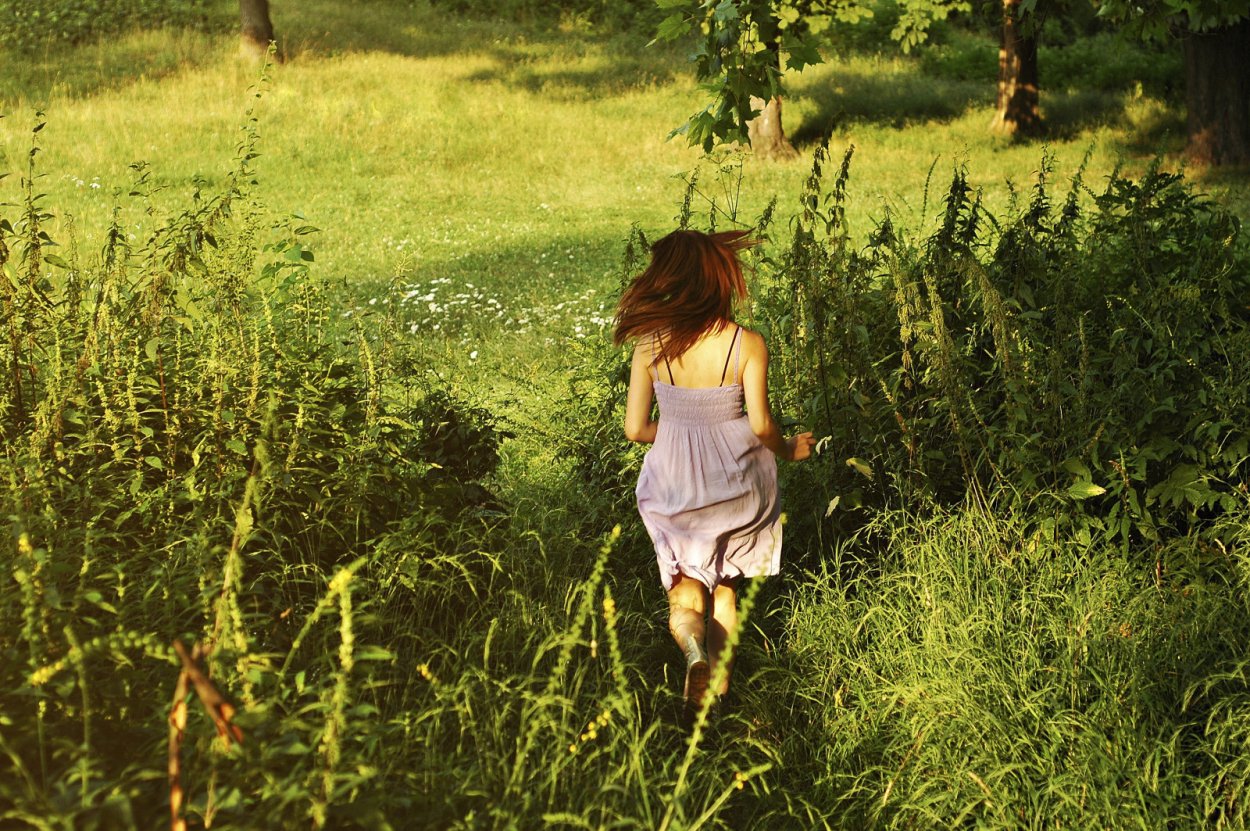 Девушка на природе со спины