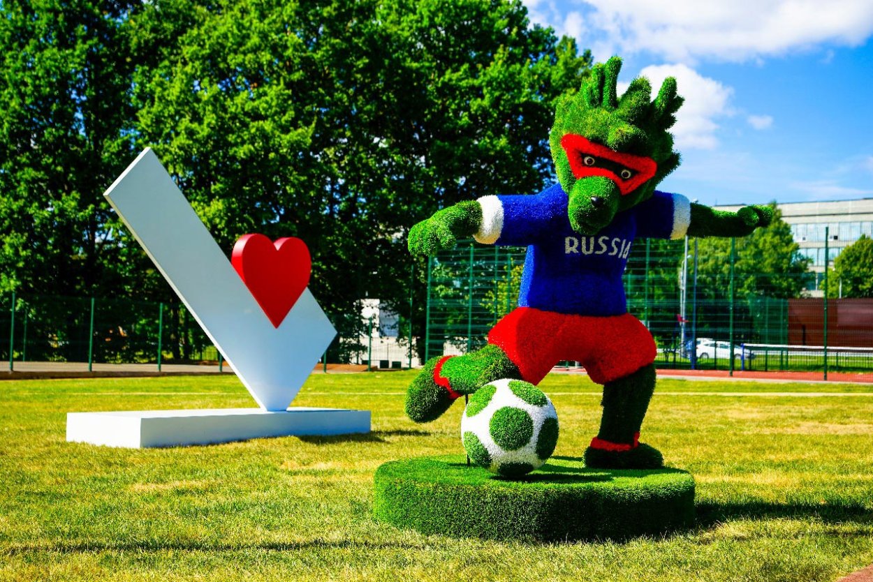 Топиарная фигура футболист