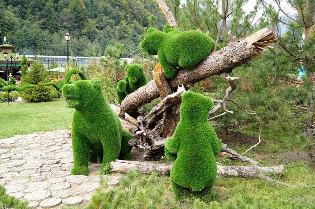 Фигуры животных из искусственной травы