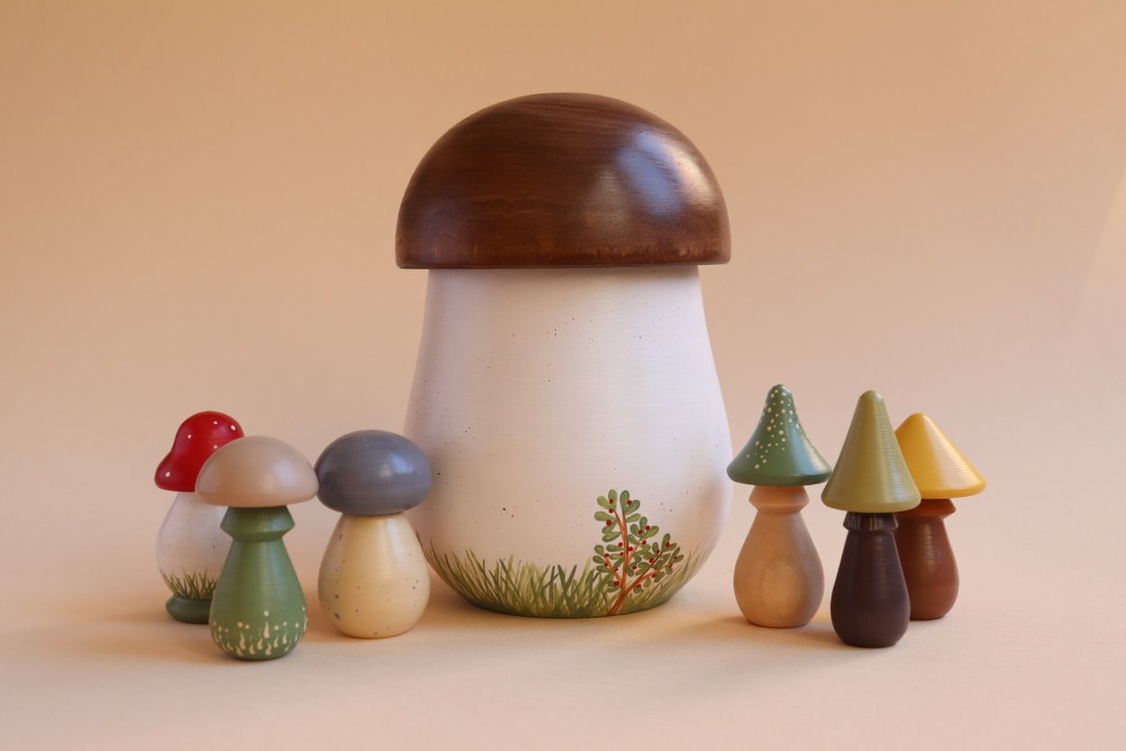 Дети собирают грибы