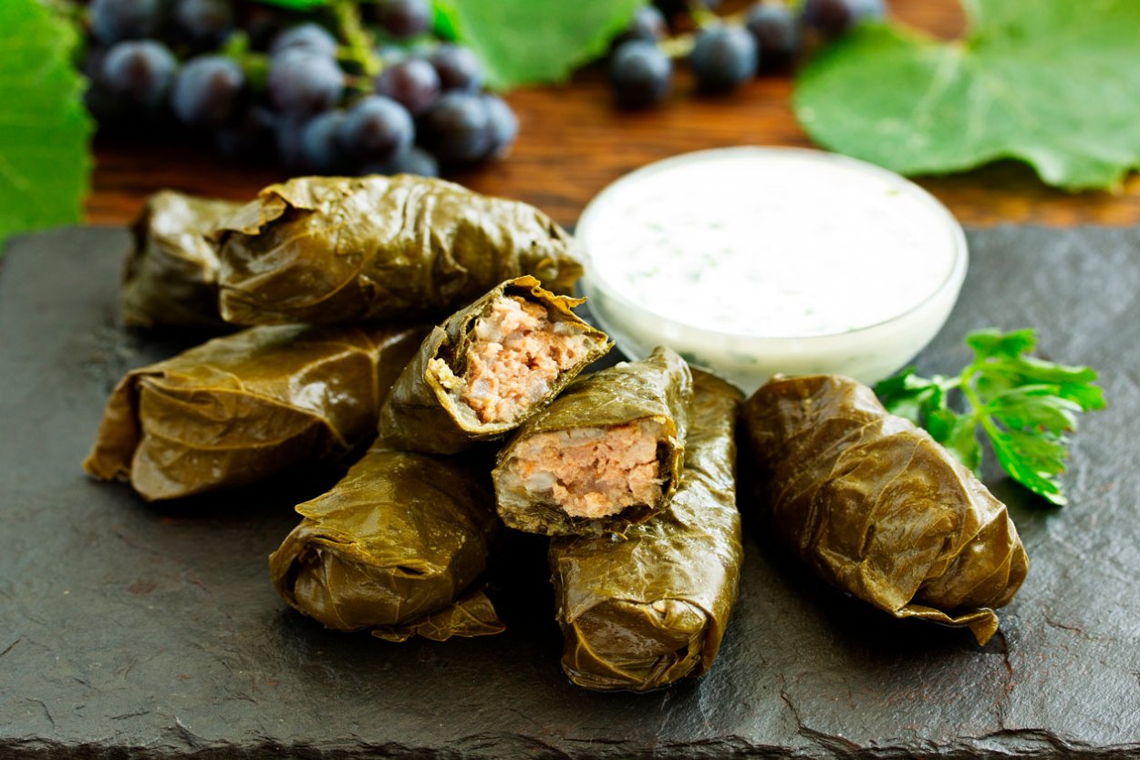 Корзина с сухофруктами и орехами
