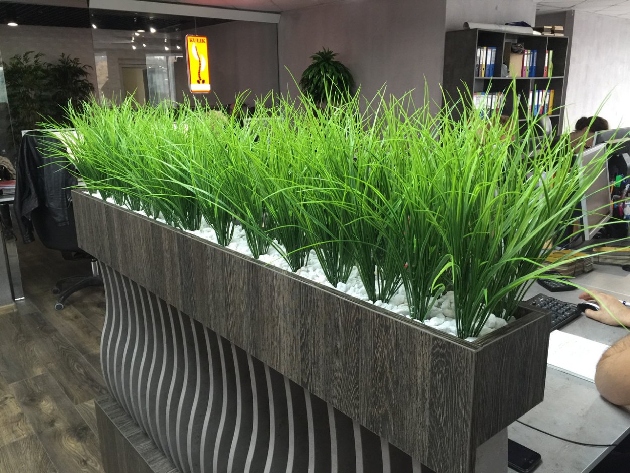 Осока искусственная в белом кашпо