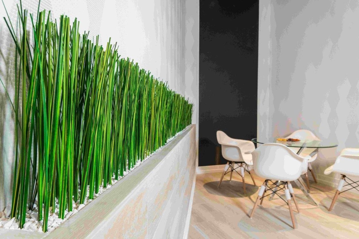 Искусственная трава в горшке