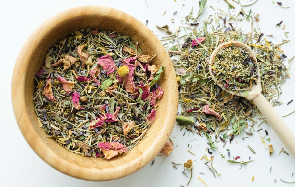 Чай с травами сверху