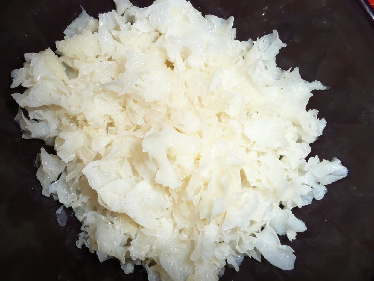 Шампиньоны на темном фоне