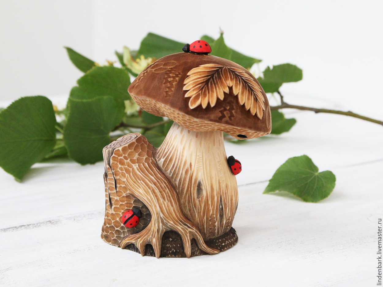 Гриб из дерева