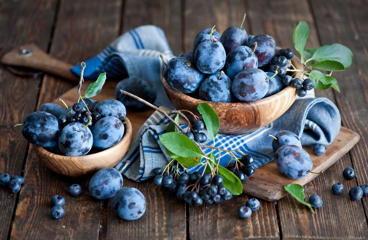 Голубые фрукты и ягоды