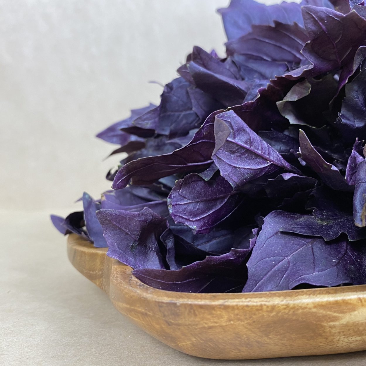 У баклажана фиолетовые листья