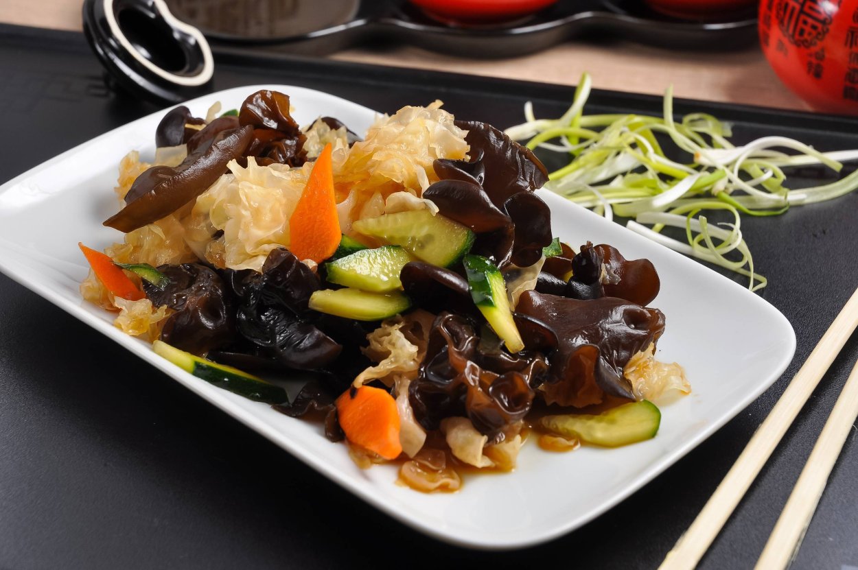 Черный древесный гриб муэр