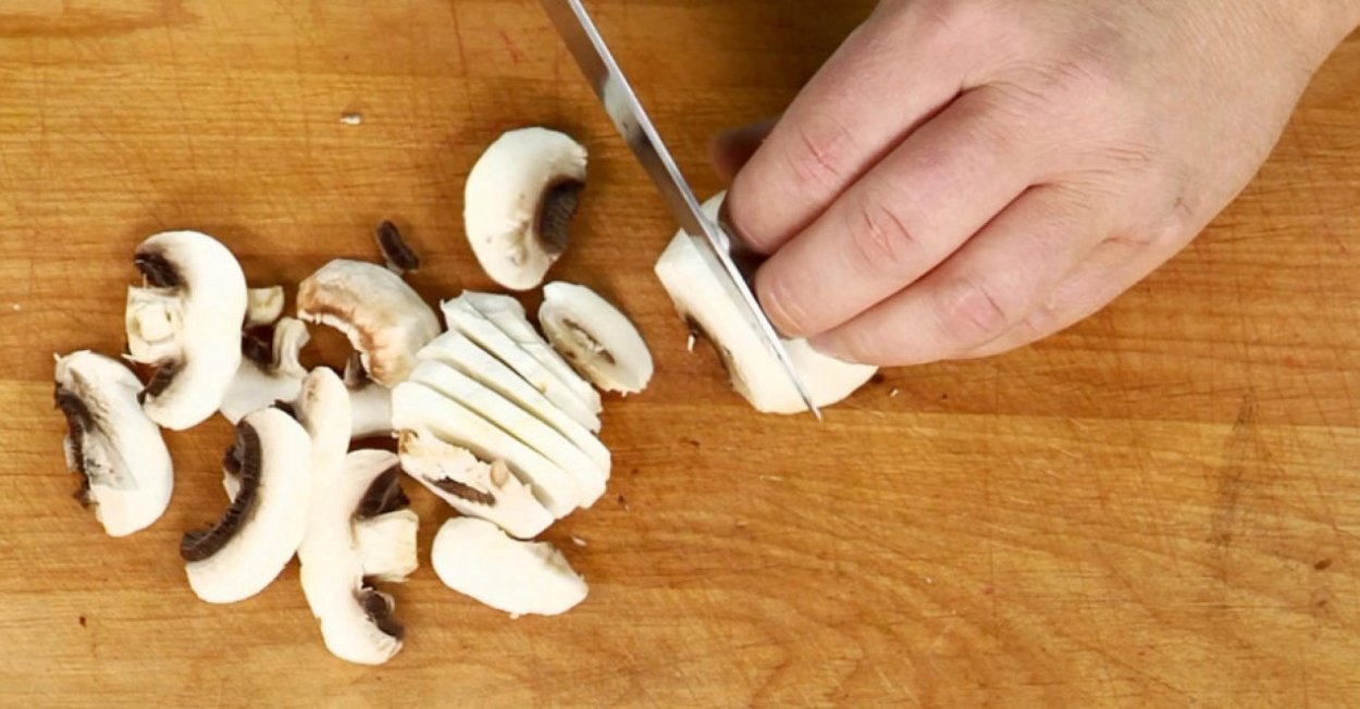 Белые грибы нарезанные