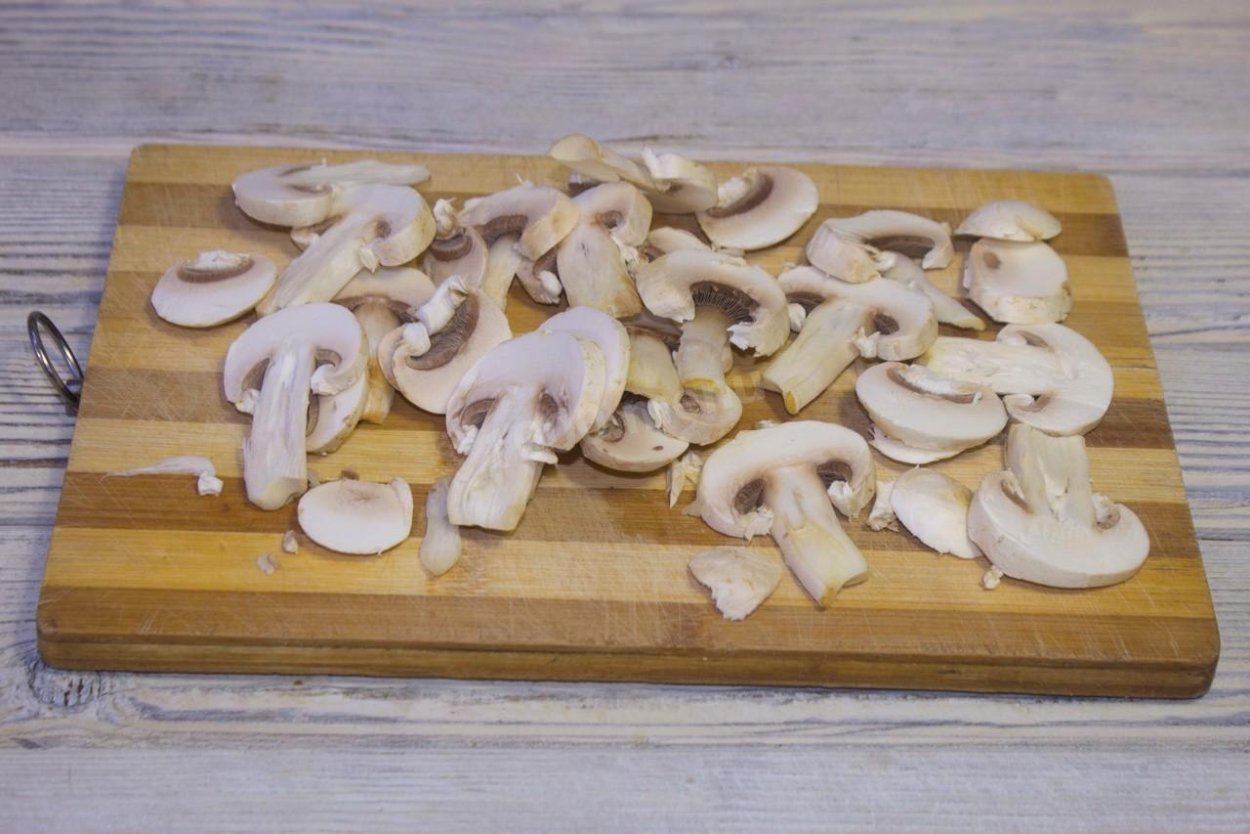 Грибы нарезанные на белом фоне