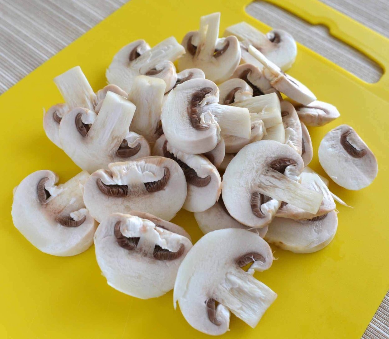 Шинкуем шампиньоны дольками