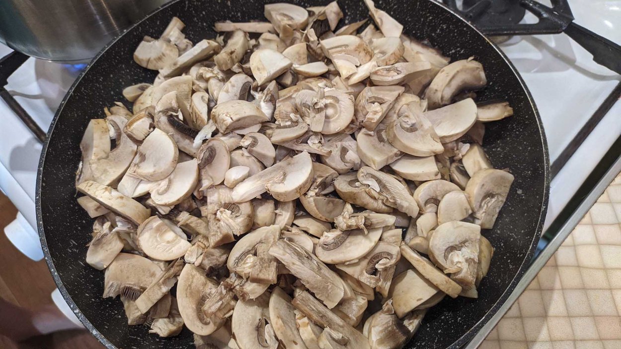 Резать грибы нож