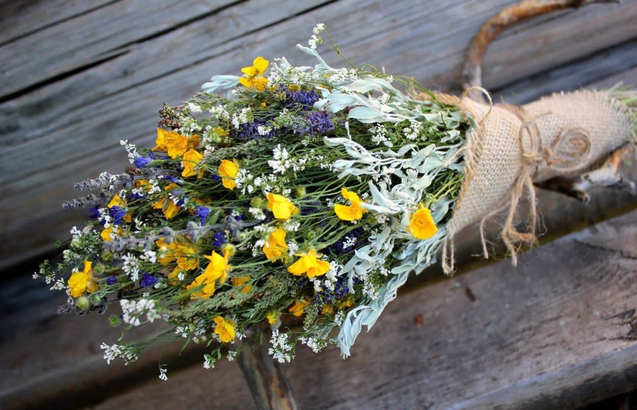 Красивый букет полевых цветов