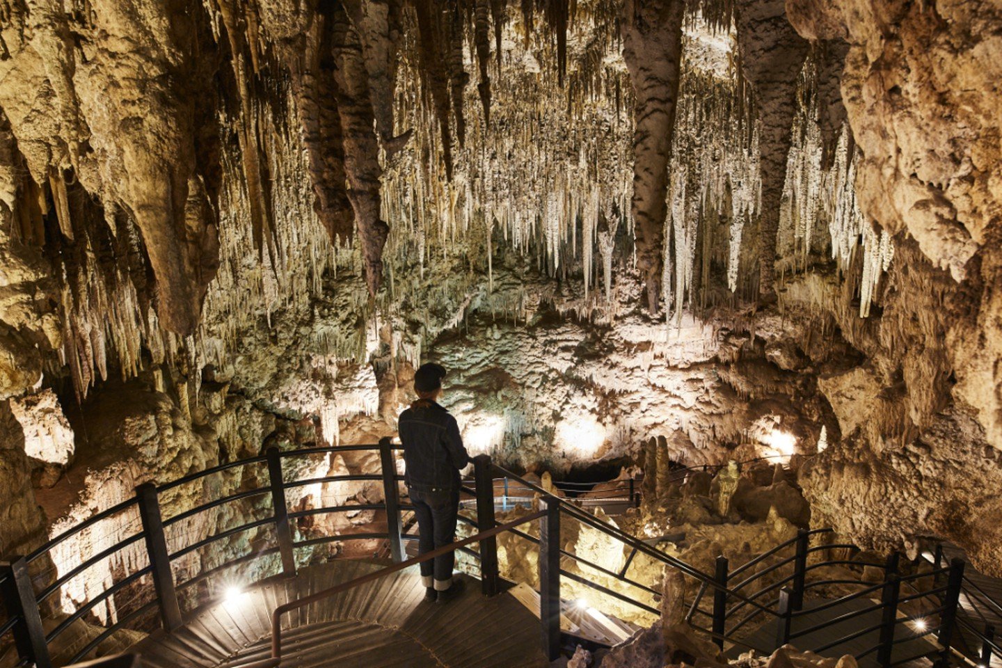 Left cave. Воронцовские пещеры в Сочи. Туризм в пещерах. Спелеотуризм туризм. Самая большая пещера в мире.